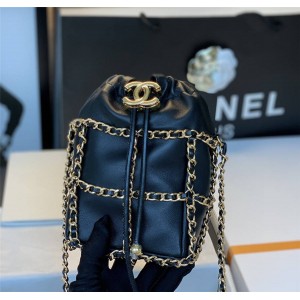 CHANEL官网香奈儿奢侈品牌排名新款走秀新款链条装饰抽绳包水桶包